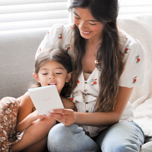 Daughter giving Mother Papyrus Mother's Day card