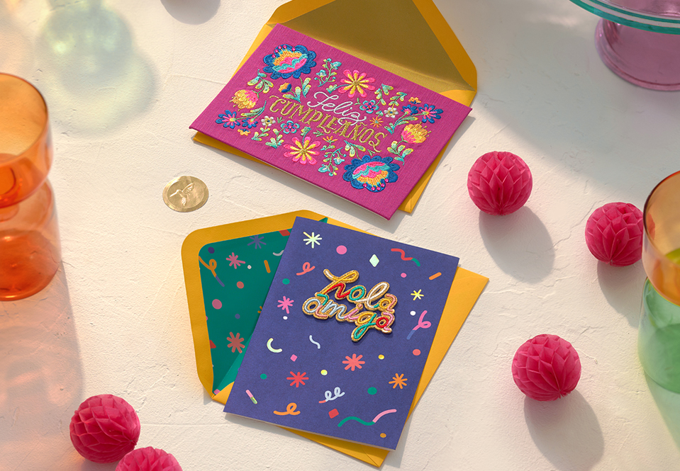 2 cards on a table in Spanish